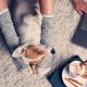 Schlafender Hund zwischen den Beinen mit Laptopn und Kaffee