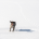 Ein Hund im Schnee, der Spuren hinterlässt