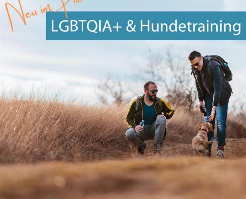 Zwei Männer beschäftigen sich auf einem Feld an einem sonnigen Tag mit ihrem Hund. Über dem Bild steht: Neue Podcastfolge: LGBTQIA+ und Hundetraining