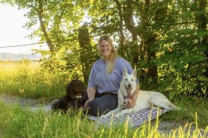 WaldGefährten Annika Mörbel im Wald mit Hunden