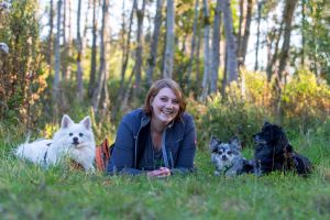 Silke Frankl mit Hunden im Wald